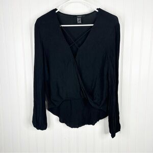 Forever 21 V Neck Lattice Front Black Top Size Medium